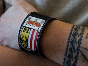 Armband mit Oberösterreich Wappen Leder schwarz Fotoshooting Kronigs Ledermanufaktur
