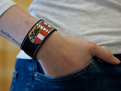 Armband mit Salzburg Wappen Leder schwarz Fotoshooting Kronigs Ledermanufaktur