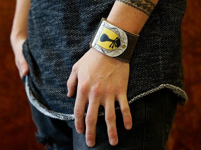 Armband Villacher Adlerkralle Fotoshooting Kronigs Ledermanufaktur